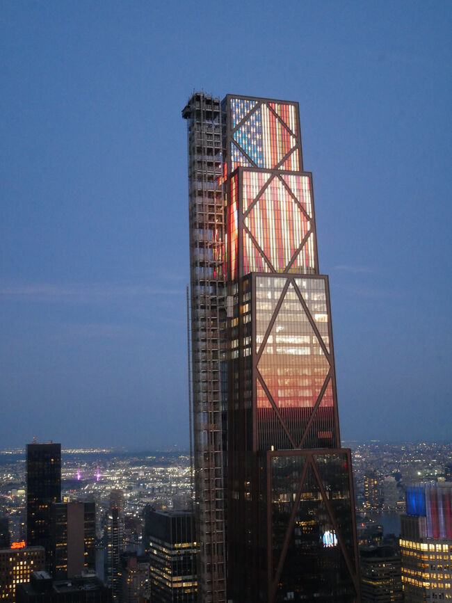 さっきのビルの星条旗がちょっとはっきりしてきた。<br />完全に暗くなるまでにはまだ時間がかかりそう…。<br />まだもうちょっと頑張って待つか…。