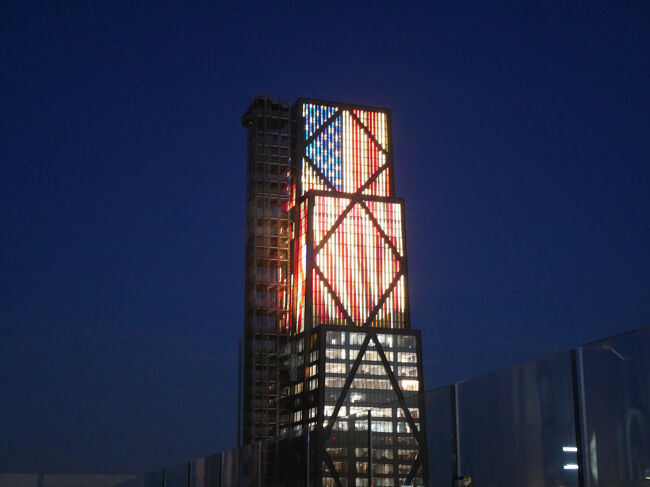 21時を過ぎてようやく夜景になってきた。<br />星条旗が随分はっきりしてきた。