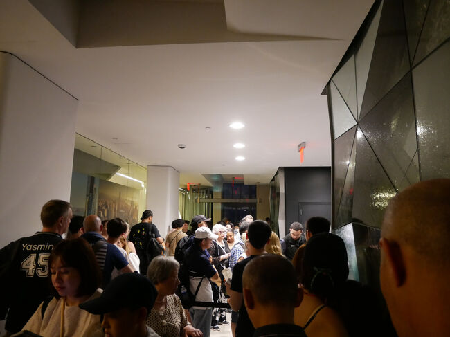 で、下りのエレベーターに乗ろうとしたら大行列。<br />ファストパスあればサクッと乗れるみたいだけどそんなもの持ってないのでおとなしく並んだけど5分位で乗れた。<br />