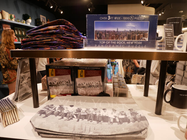 ちなみにザ・ビームの元になったのがこちらのトートバッグにプリントされている写真。<br />ぶら下がっている鉄骨にこんなに人が座ってランチしているとか。<br />今だったら大問題になりそうな案件。