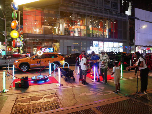 21:30位だけど人は多くて街も明るい。<br />何しているのかさっぱり分からない人も多いけど。