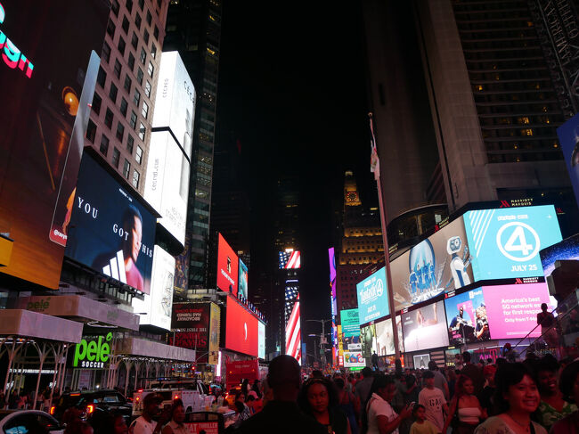 夜のタイムズスクエアは人だらけ。<br />多分今日1番の人出だと思う。<br />今21:30なんだけどね。<br />みんな夜の方が元気。
