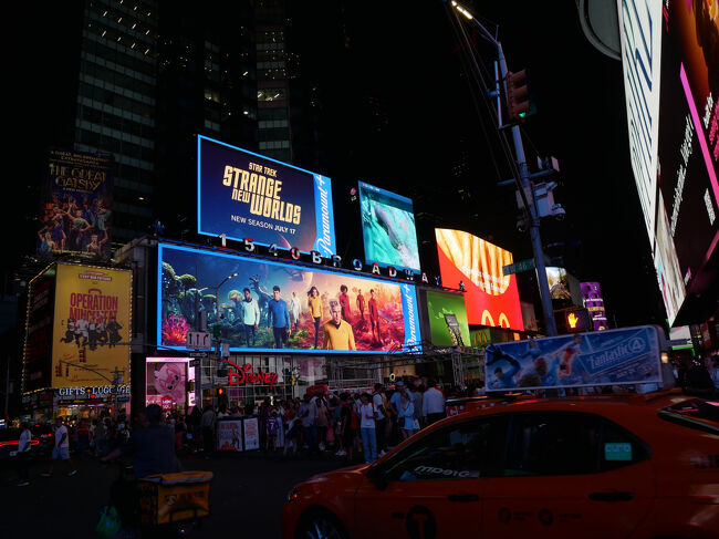 夜だけど子連れも結構多い。<br />治安が悪いと言われているニューヨークだけどこの辺りはそうでもない気がする。