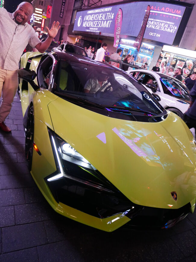 見るからに高そうな車が何台か通っていて周りもざわついている。<br />帰ってから調べてみたらこの車ランポルギーニだった。<br />同じような車が何台かあったからランポルギーニ愛好会的なもののメンバーたちがタイムズスクエアを走らせてたのか？<br />こんな人だらけの道スピード出せないのに走ってて楽しいのかな？