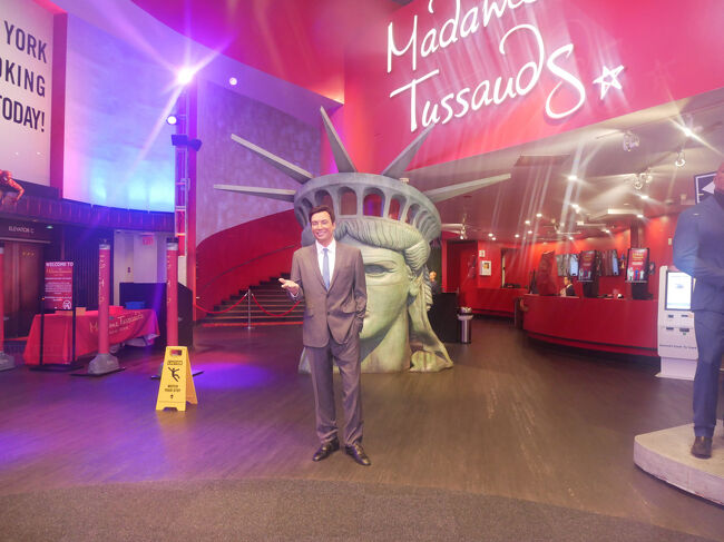 マダムタッソーもとっくに閉まっていたけど照明はついていたのでガラス越しに中をパチリ。