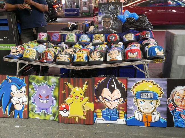 見慣れたものが視界に入ってきたので思わず目を止めるとポケモン、ドラゴンボール等見慣れたものが。<br />個人で描いたイラストっぽいけど著作権に煩そうなアメリカでこれ売ってOKなの？<br />