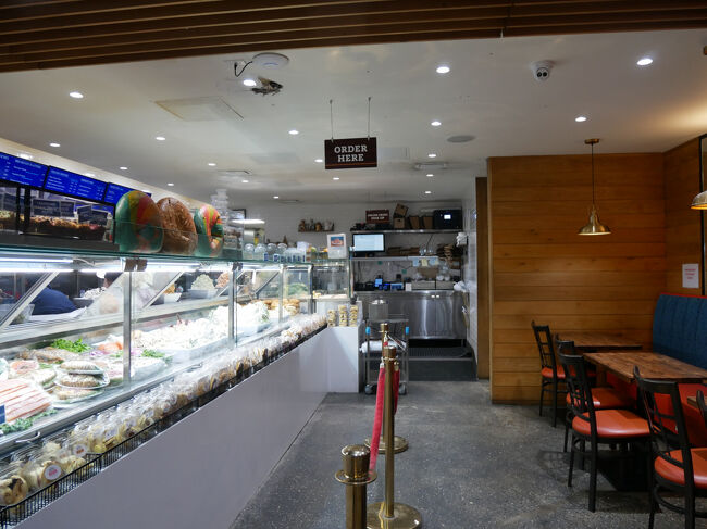 朝5時開店のベーグル屋さんに5:30前に行ったら誰もいない。<br />まぁ早すぎるよね。<br />というかこんな時間から開いているってことがすごい。