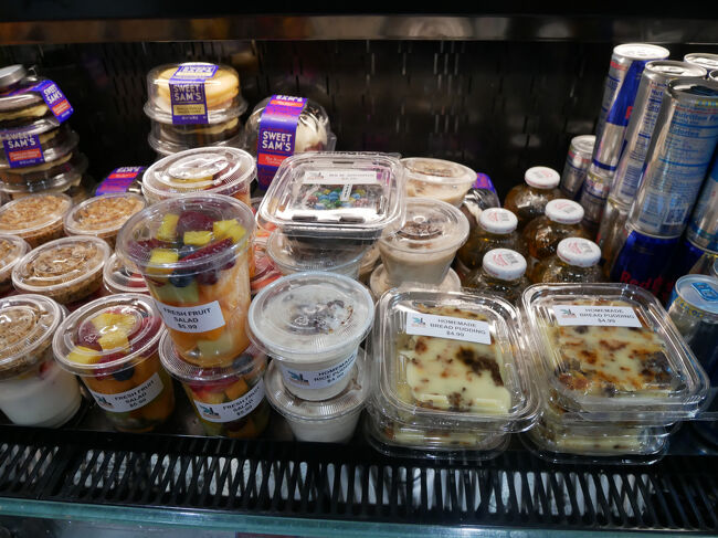 ベーグルの他サラダやフルーツも売っている。<br />昨日のスーパーと変わらない値段なのでここで買うのもいいかも、とこの時は思ったけど結局買わなかったな…。