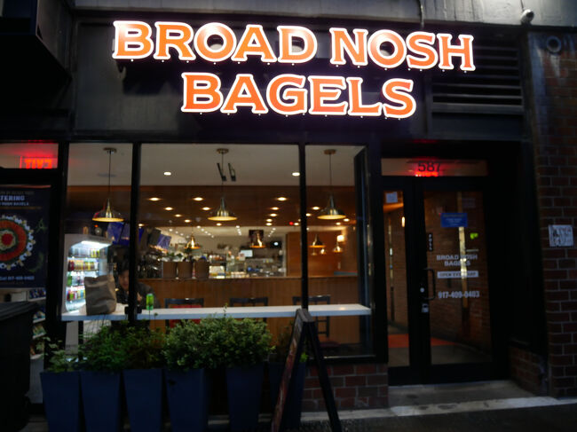 昨日は寒くてなかなか寝られなかった。<br />朝食をつけていなかったのですぐ近くのベーグル屋さんに買いに行く。<br />が、ホテルを出ようとしたら出入り口のドアがどうやっても開かない。<br />私の後にも人が来て出ようとしたけどやっぱり開かない。<br />2人でどうしよう…となっていたら入ってきた人が。<br />見ると壁際にボタンがあってこれを押すらしい。<br />チェックインの時そんな説明なかったけど！？<br />昼や昨日の夜は普通に開いたので深夜と早朝だけの制限なんだろうけどちゃんと説明してほしい。