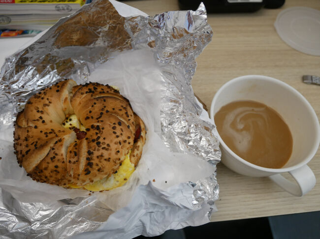 チーズ・卵・ベーコンの入ったガーリックベーグル購入してホテルへ戻ってコーヒーを入れていただく。<br />ベーグルは食べやすいようにか半分に切ってくれている。<br /><br />