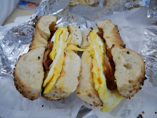 ベーグルはガーリックの香りがすごい。<br />ボリュームたっぷりで美味しいけどベーグルちょっと固くて食べたらちょっとあごが疲れた(;^_^A。<br />さて今日はワシントン日帰りツアーに参加するのでこの後すぐ集合場所へ。<br />続きは次の旅行記で。