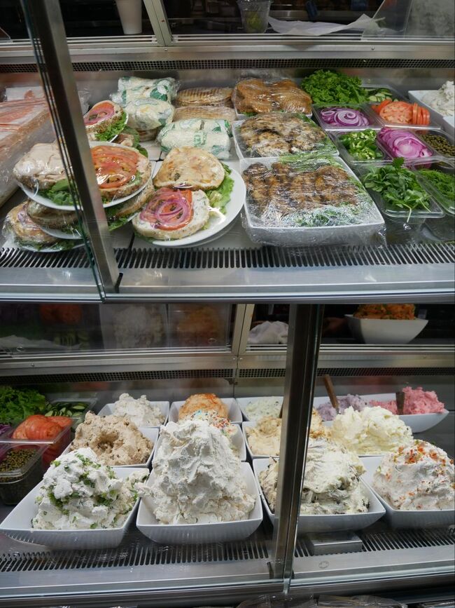 ショーケースにはずらりと並ぶベーグルの具たち。<br />これだけでも美味しそう。