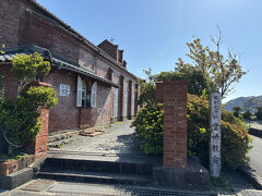 こちらの建物のすぐ横は海で、迫害から逃れるために熊本から船でこの海岸まで来て移住したとの歴史があります。