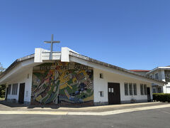 児童会館を思い起こすような建物の教会でした、