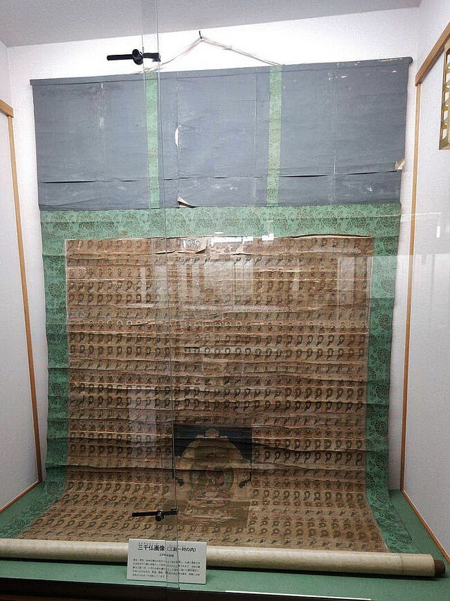 江戸時代初期の「三千仏画像」・・・過去・現在・未来の諸仏の名を唱えて罪を懺悔し、仏道に帰依させる法会を行う際に本尊として使用されたもので、中央には釈迦・薬師・阿弥陀の各如来を描き、周囲には如来系の小仏を一千体配しています。