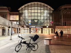 5:30　高松駅

宿から乗ってきた自転車を、折りたたんで輪行袋に詰める。何度やってもぎこちない。