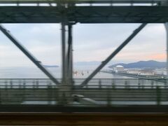 瀬戸大橋を渡る。

向こう岸に渡っても同じ瀬戸内、穏やかなのんびり感は変わらない。