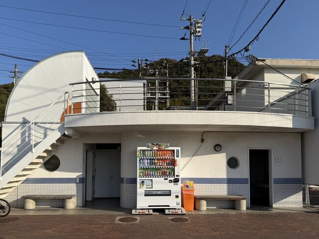 駅舎に向かって左横にある観光トイレ。