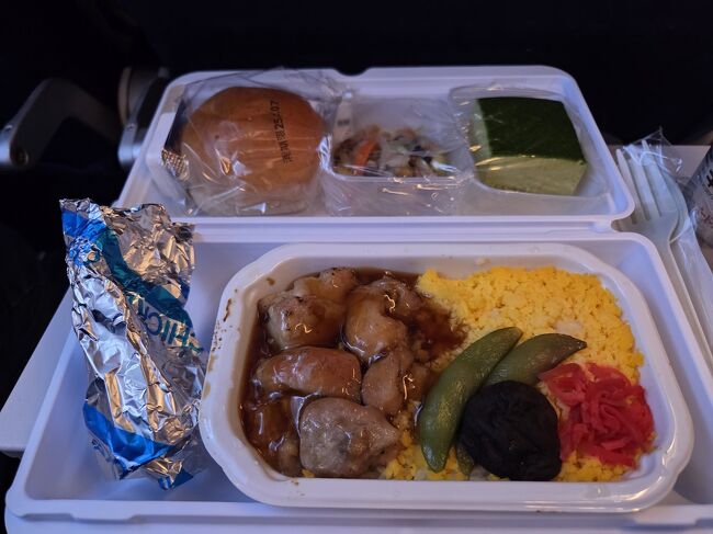 2:00羽田空港発の大韓航空で向かいます。<br />オンラインチェックインをして、空港で荷物を預ける所でFace Expressを登録しました。出国審査に結構並んでましたが、Face Expressゲートで、だいぶスキップできました。次からも登録しようと思います。<br />機内食。照り焼きチキン丼。右上の抹茶ケーキがとっても美味しかった。