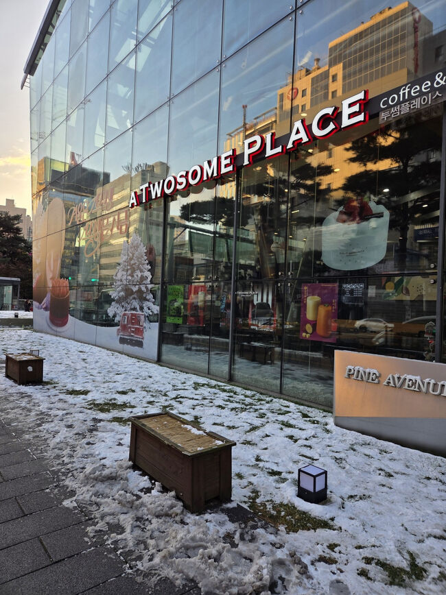 仁川空港着いてからは、すぐに入国できました、早朝便はとてもいい。<br />荷物もすぐに出てきて、ホテル近くに止まるバスで向かいます。<br />今回は、trip.comの飛行機とホテルで予約をし、南大門のグレスリーホテルに泊まります。<br />2日前に降った雪が少し積もっています。