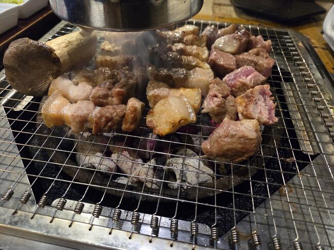 オギョプサルは、お肉のところは少し焼きすぎかなと思いましたが、皮部分がカリッとして、美味しかった。<br />塩やわさびなど、シンプルに食べるととても美味しかったです。<br />お昼食べれなかったキムチ鍋も食べました。古漬けキムチのキムチ鍋でさっぱり美味しかった。<br />おなかいっぱいです。