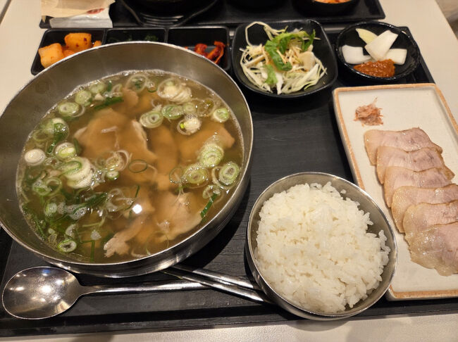 お昼を食べていなかったので、仁川空港のフードコートで。<br />豚肉のコムタンとポッサムセット。<br />コムタンもポッサムも美味しかった。<br />リップアートで、唇腫れているため、唇につかないように、注意しながら、スプーンでゆっくり食べました。