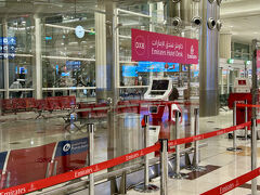 関空発のエミレーツ航空は定刻通りテイクオフ！
初エミレーツでしたが、機内は超満席。ドル箱路線？
お隣のポーランドからの若いご夫婦は日本を満喫。
なんと日本4度目の超リピーターで3週間関西だけだって。
日本が好きでたまらないって聞くと、ちょっと嬉しくなります。

でもって、いきなりドバイの空港の写真から。
乗り継ぎ8時間以上であれば、
無料でホテルを提供してくれるエミレーツ航空。イミグレ→税関を出て
早速見つけたのが｢Emirates Hotel Desk｣の看板。

ここからは関空で貰ったバウチャーを見せて、
流れに沿って送迎バスへ乗り込むだけ。とっても簡単！