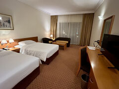 6:00過ぎにバスで連れて来られたのはこのホテル、
Copthorne Airport Hotel。
ちょっと古くさいホテルですが、無料なので文句は言えない。
お一人様にはもったいないぐらいの広さです。

少し寝ようかと思いましたが、興奮して眠れず。
機内でも寝たような記憶で気がついたら朝食だった。