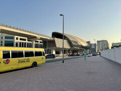 10分ほど歩くとGGICOのメトロの駅が見えてきました。
さすがドバイ、メトロの駅も近代的です。

以前の情報ではドバイコネクトでeSimも提供されるとありましたが、
今回はホテルだけの無料提供。予算削減？ネット環境にないので
事前にダウンロードしたGoogleマップだけが頼りですが、
実際の駅の名前とGoogleマップの駅の名前が何故か違う？