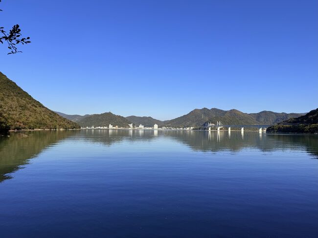 入り江の　向こうに