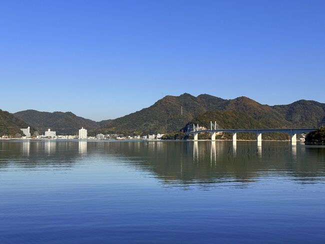 日生の街と今来た 備前♡日生大橋 が見える。<br />それにしてもベタ凪だ。ラップをピンと張ったみたいだ。