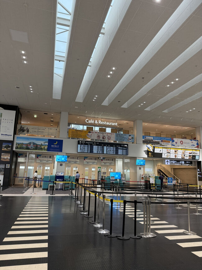 早朝の神戸空港。今回は、弾丸の1泊２日なので空港駐車場に止めました。