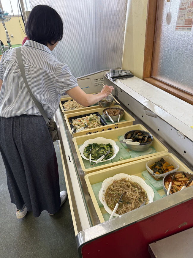 湯葉以外にお惣菜が食べれます。ちなみに座る所はなく立ち食いです。荷物も置くところがないので手ぶらがいいですね。
