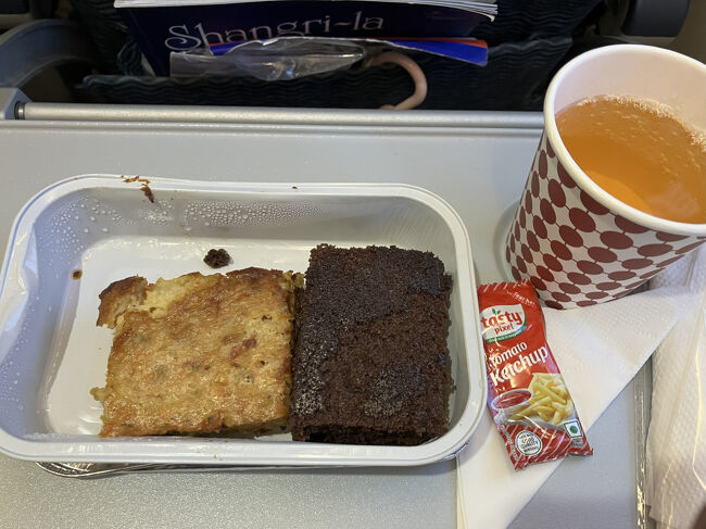 ２回目の機内食。パイのようなものとデザート。もう１種類ありました。