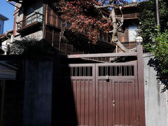 そのひとつが、彫刻家の平櫛田中が暮らしたアトリエ兼住居である。横山大観、下村観山らの支援により、大正八年に建てられたもので、奇跡的に戦災を免れ、今にその姿を残している。戦前の東京の風情を見せてくれる貴重な建物だ。