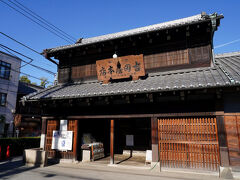 旧吉田屋酒店の前に出た。以前歩いた時にも立ち寄っているが、せっかくなので入ってみることにした。吉田屋は、江戸時代から酒屋を営んでいた商家で、残っている建物は、明治四十三年に建てられたものだそうだ。