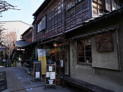 そんな町の一角に、戦災に遭わず、奇跡的に残った木造の町屋が残されている。今は、『あかり』と言う名で商業地となっている。その入口にあるのが、『谷中ビアホール』である。