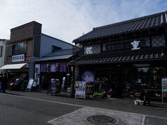 向かいには、霊園に付き物の花屋もある。前に訪れた時は風情があったのだが、観光客向けのよくある喫茶が併設され、雰囲気が変わっていた。かつては、横山大観なども訪れた歴史ある建物だが、令和二年に一旦閉店したそうだ。その後、新しい運営会社により改装され、令和五年の夏に再開したそうである。