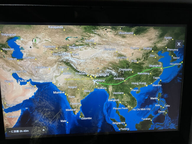 狙いの通り、窓越しには、夕陽に照らされるヒマラヤ山脈が見えたのですが、iPhoneで撮ると全く写らず、眼との違いを痛感しました。