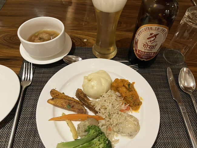 20時から２階のレストランでバイキングの夕食。お飲み物はネパールの地ビール(？)のゴルカビールをいただきました。<br /><br />本日１日目、自宅を出発してから8,247歩、お疲れさまでした。