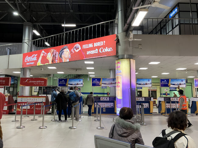 ２日目、12月4日、おはようございます。<br />今朝は早朝にエベレスト遊覧飛行が予定されていて、4：20モーニングコール、ホテルを５時に出発。<br />トリブバン空港の国内線のロビーです。<br />