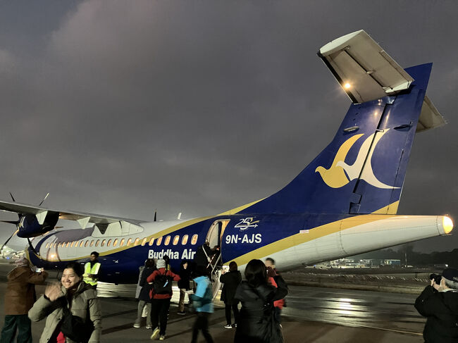 予定では6：15のフライトですが、何便も遊覧飛行機がでていて、用意の整った機から出発するとのこと。<br />待つことしばし、６時くらいにコールがあり、バスで駐機しているブッダエアの飛行機まで移動（当たり前のことながら、バスに乗ってもバスがまたまたなかなか動かない）、そして飛行機に乗り込みます。