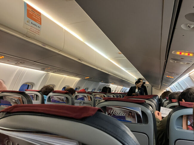 座席配列２－２の、72人乗りの飛行機。遊覧飛行なので、窓際の席にしか座らせません。なので、36人が乗っていたのかな。<br />