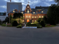 夕方の旧本庁舎。建物の中も見学しました。北海道の歴史がわかりやすく展示されていて、ちょうといい時間潰しになりました。