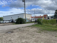 ニトリ観光果樹園でトイレを借りて、ツアーバスを待ちます。

時間になるとバスが来て、JALパックのバス、ANAのツアーのバス、札幌からの観光バスと、すごい数のバスにどんどん人が乗り込んで、会場を後にします。
多分、会場は一気に空いたはず。

帰りのバスの中では、ついうとうと。グラスに3０ccくらいのワインといえども、20杯くらいは飲んでいるので、飲み疲れですね。