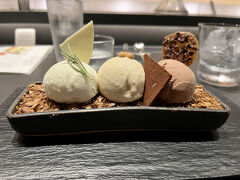 締めパフェもいただきました。ここは観光客多し。