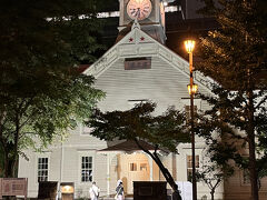 腹ごなしに、すすきのから歩いてホテルまで帰ります。途中、ライトアップされた時計台をチラッと見ました。夜の方が、ロマンチックできれいかも。