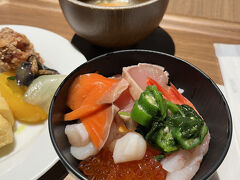 ソラリアホテルの朝食です。自分で作る海鮮丼が美味しいです。
スープカレーや、ザンギもあって、名物がいろいろ食べられます。
