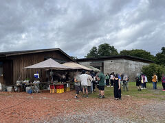 まだ歩きます。次は、余市のイタリアン、SAGRAさんへ。ここも人気店です。
隣の山田堂さんのワインをお供に、岩魚のフリットを食べましたが、写真を撮り忘れました。

SAGRAさん、2025年の11月で閉店してしまったので、最初で最後の味になってしまいました。

ここまで、ずっと歩いて、1時間くらいは歩きづくめです。流石に歩き疲れたので、ここからシャトルバスに乗ります。
