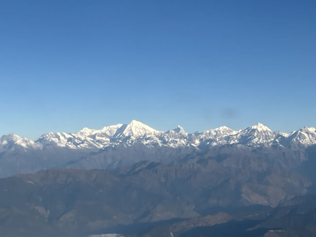 キャビンアテンダントのお姉さんが、山の名前を教えてくれるのですが、次から次へとなので、覚えるのはちょっと無理、この辺りでも6000メートル以上の山脈です。